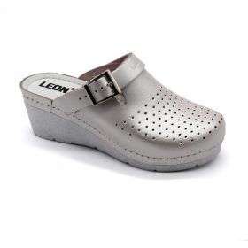   Leon 1000 női magasított talpú lyukacsos csatos bőr klumpa - perla